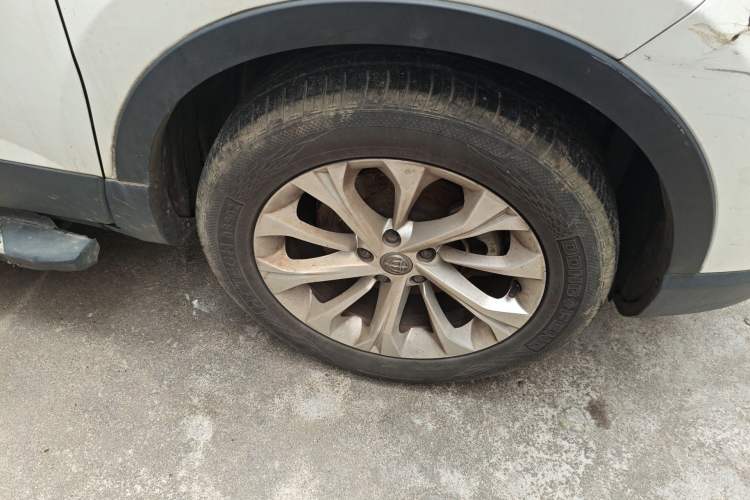 Used Brilliance V3 2016 1.5L Automatic Comfort Model Right Front Wheel Hub