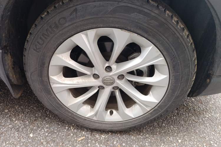 Used Brilliance V3 2016 1.5L Manual Elite Version Right Front Wheel Hub