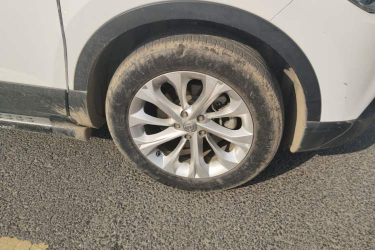 Used Brilliance V3 2016 1.5L Automatic Comfort Model Right Front Wheel Hub