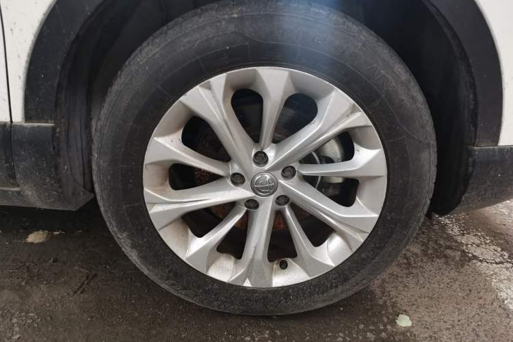 Used Brilliance V3 2016 1.5L Automatic Smart Version Right Front Wheel Hub