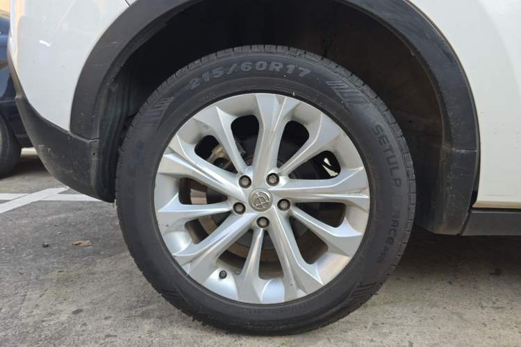 Used Brilliance V3 2016 1.5T Automatic Flagship Model Right Rear Wheel Hub