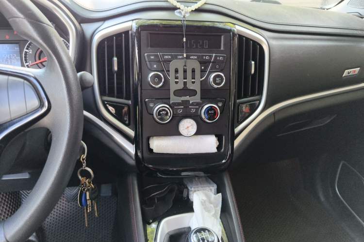 Used Brilliance V3 2017 1.5L Manual Comfort Model Audio And AC Panel