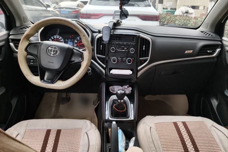 Used Brilliance V3 2017 1.5L Manual Comfort Model Center Console