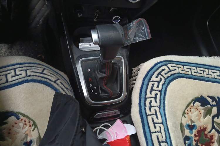 Used Brilliance V3 2017 1.5L Automatic Elite Model Gear Lever