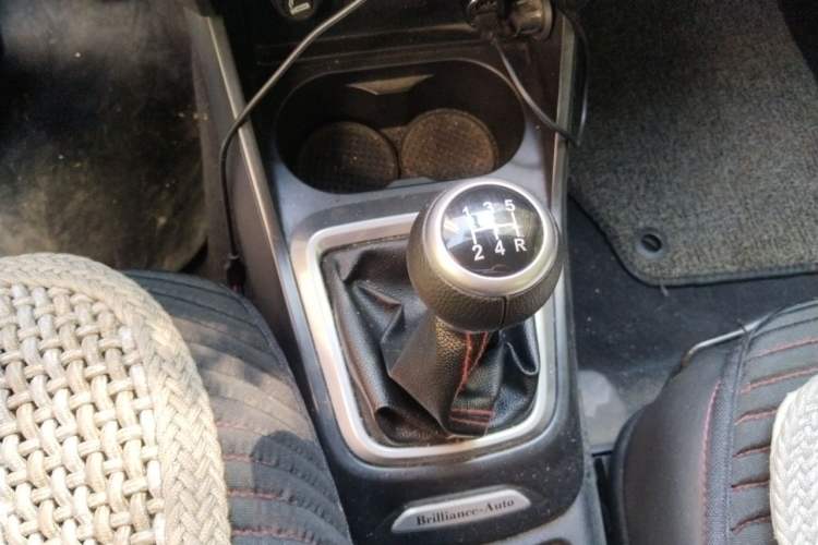 Used Brilliance V3 2017 1.5L Manual Comfort Model Gear Lever