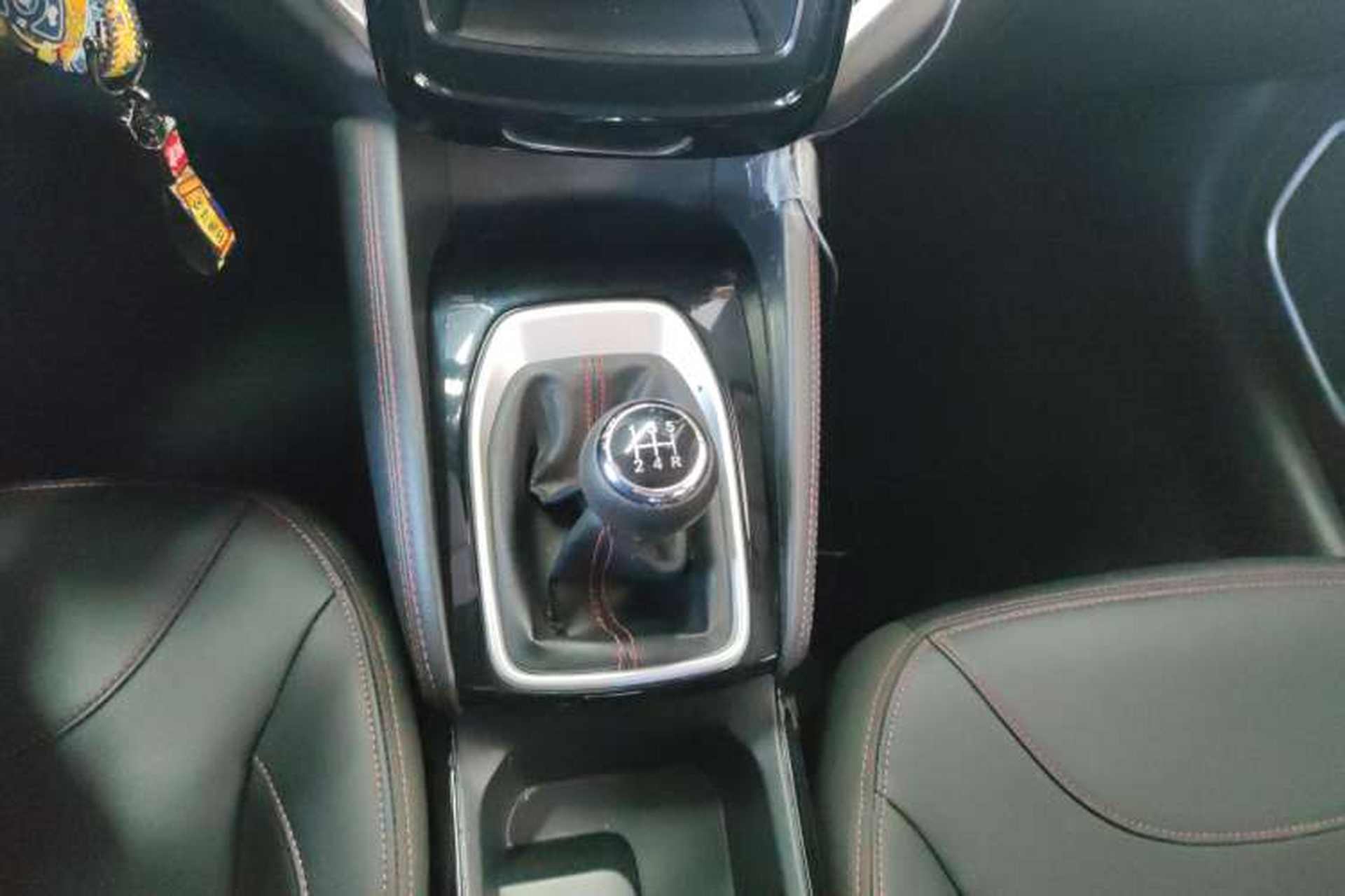 Used Brilliance V3 2017 1.5L Manual Comfort Model Gear Lever
