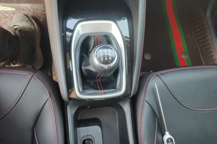 Used Brilliance V3 2017 1.5L Manual Comfort Model Gear Lever