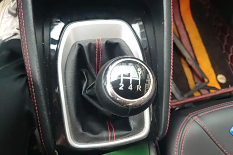 Used Brilliance V3 2017 1.5L Manual Comfort Model Gear Lever