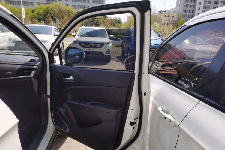 Used Brilliance V3 2017 1.5L Manual Comfort Model Interior 5
