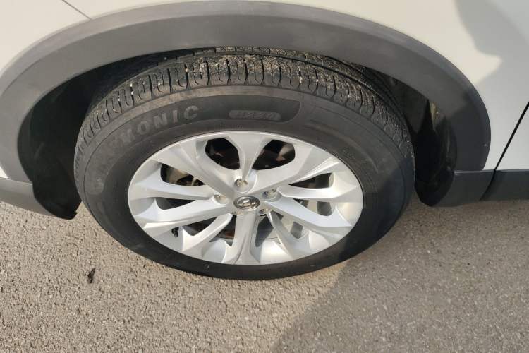 Used Brilliance V3 2017 1.5L Manual Smart Model Left Front Wheel Hub