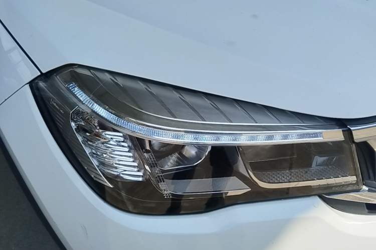 Used Brilliance V3 2017 1.5L Automatic Elite Model Right Front Headlight