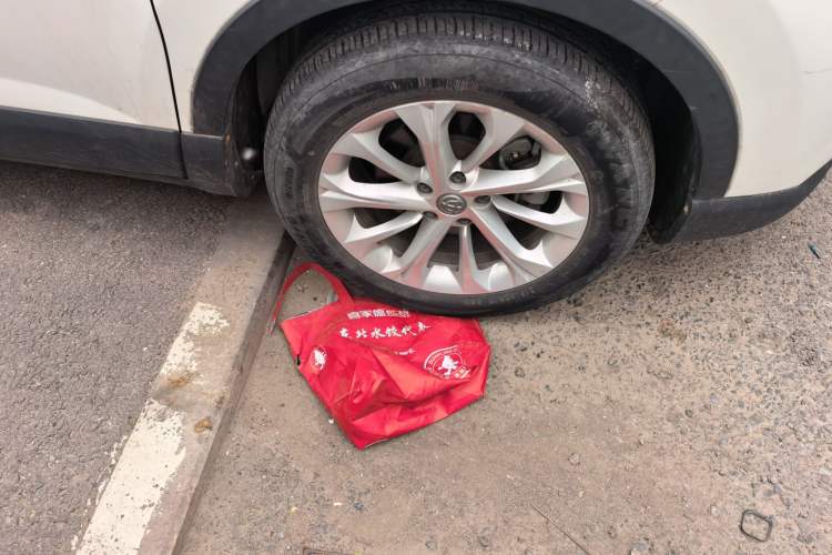 Used Brilliance V3 2017 1.5L Manual Comfort Model Right Front Wheel Hub