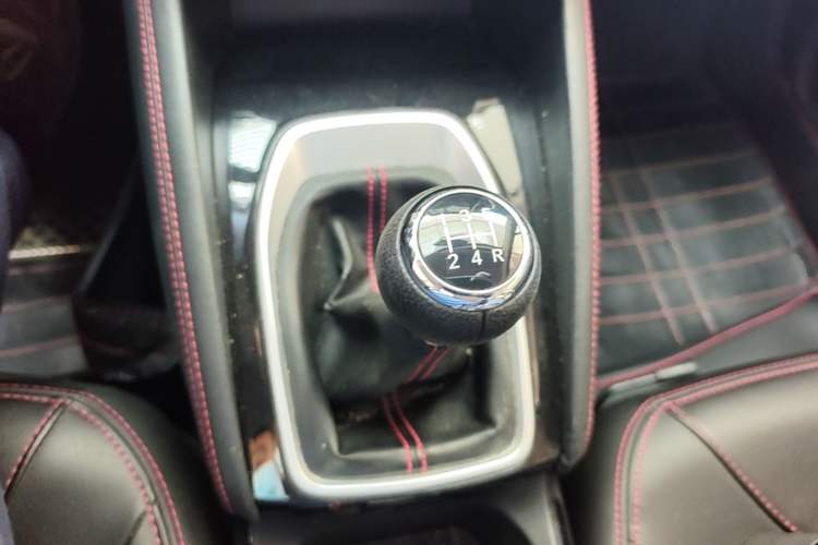 Used Brilliance V3 2017 1.5L Manual Comfort Model Gear Lever