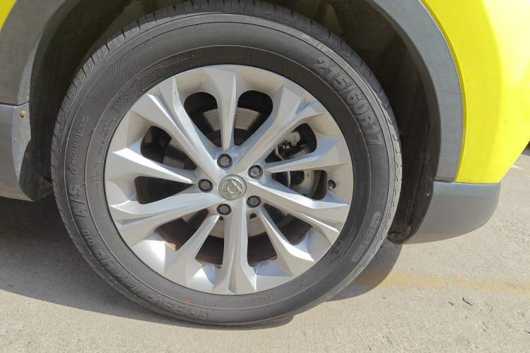 Used Brilliance V3 2017 1.5L Manual Smart Model Right Front Wheel Hub