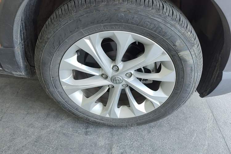 Used Brilliance V3 2017 1.5L Manual Comfort Model Right Front Wheel Hub