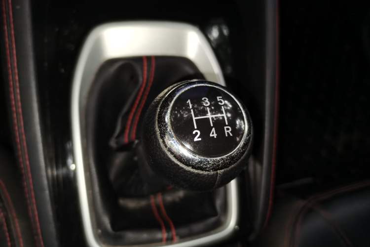 Used Brilliance V3 2020 1.6L Manual Comfort Starry Edition Gear Lever
