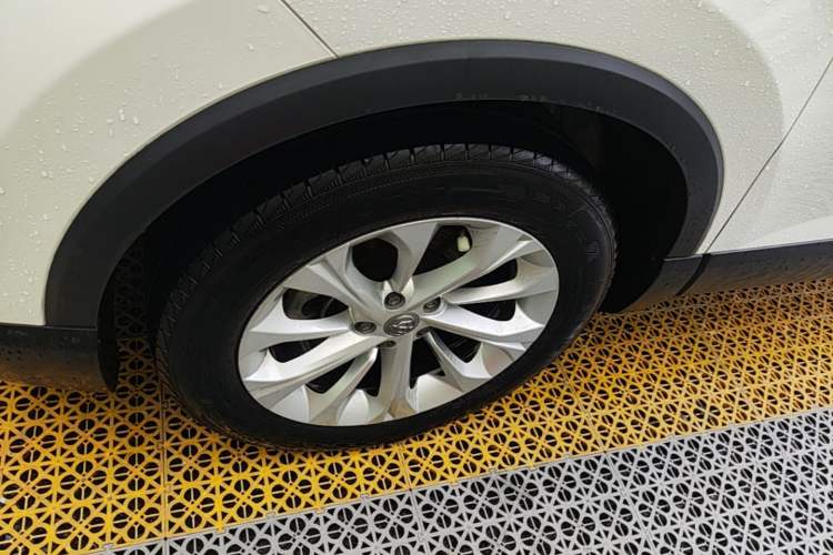 Used Brilliance V3 2020 1.6L Manual Comfort Starry Edition Left Front Wheel Hub