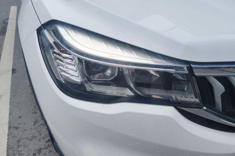 Used Brilliance V3 2020 1.6L Manual Comfort Starry Edition Right Front Headlight