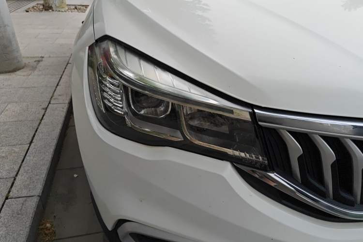 Used Brilliance V3 2020 1.6L Manual Classic Model Right Front Headlight