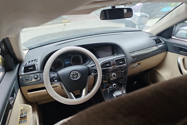 Used Brilliance V5 2012 1.6L Automatic Comfort Edition Center Console