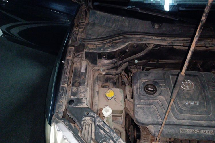 Used Brilliance V5 2012 1.6L Automatic Luxury Version Engine Bay Right