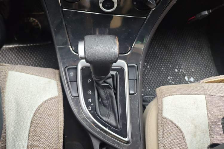 Used Brilliance V5 2012 1.6L Automatic Comfort Edition Gear Lever