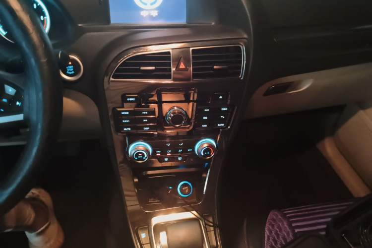 Used Brilliance V5 2012 1.5T Automatic Two-Wheel Drive Luxury Version Audio And AC Panel