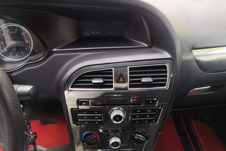 Used Brilliance V5 2012 1.5T Automatic Two-Wheel Drive Sport Version Audio And AC Panel