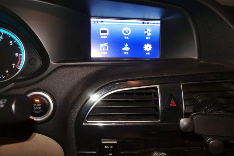 Used Brilliance V5 2012 1.6L Automatic Luxury Version Audio And AC Panel