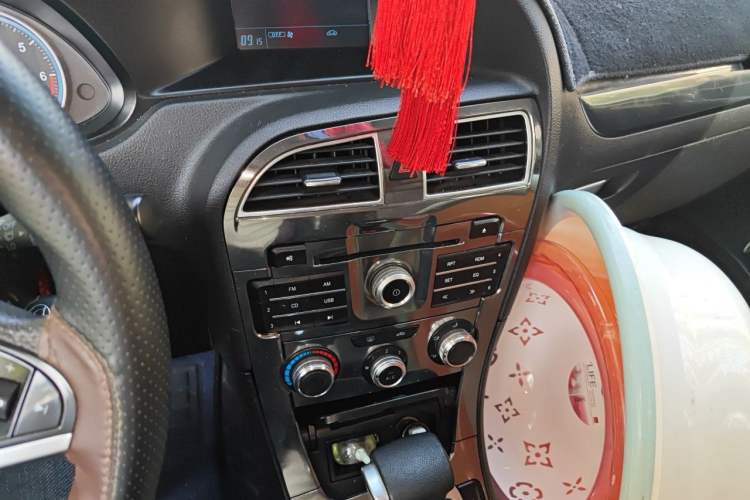Used Brilliance V5 2012 1.5T Automatic Two-Wheel Drive Sport Version Audio And AC Panel