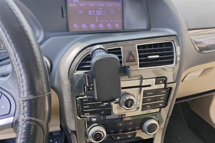 Used Brilliance V5 2012 1.5T Automatic Two-Wheel Drive Luxury Version Audio And AC Panel
