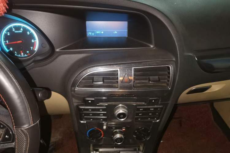 Used Brilliance V5 2012 1.6L Automatic Comfort Edition Audio And AC Panel