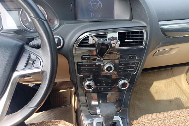 Used Brilliance V5 2012 1.5T Automatic Two-Wheel Drive Luxury Version Audio And AC Panel