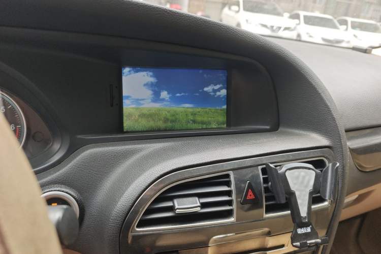 Used Brilliance V5 2012 1.6L Automatic Luxury Version Audio And AC Panel