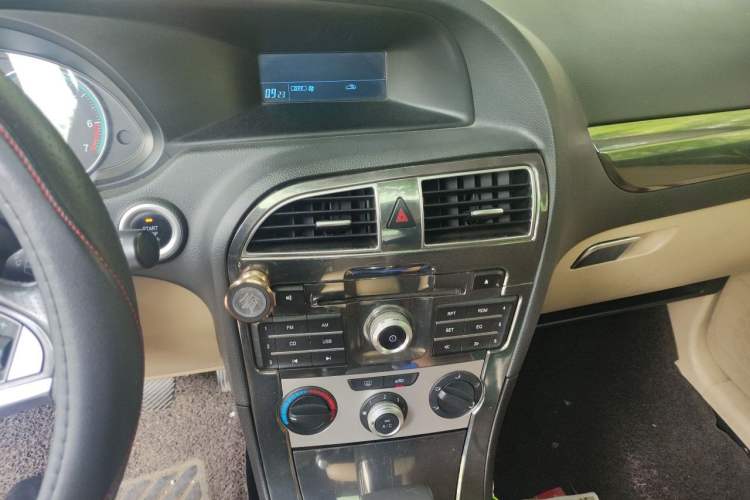 Used Brilliance V5 2012 1.6L Automatic Luxury Version Audio And AC Panel