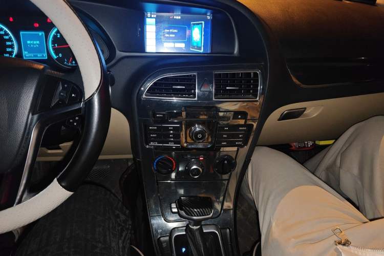 Used Brilliance V5 2012 1.6L Automatic Comfort Edition Audio And AC Panel