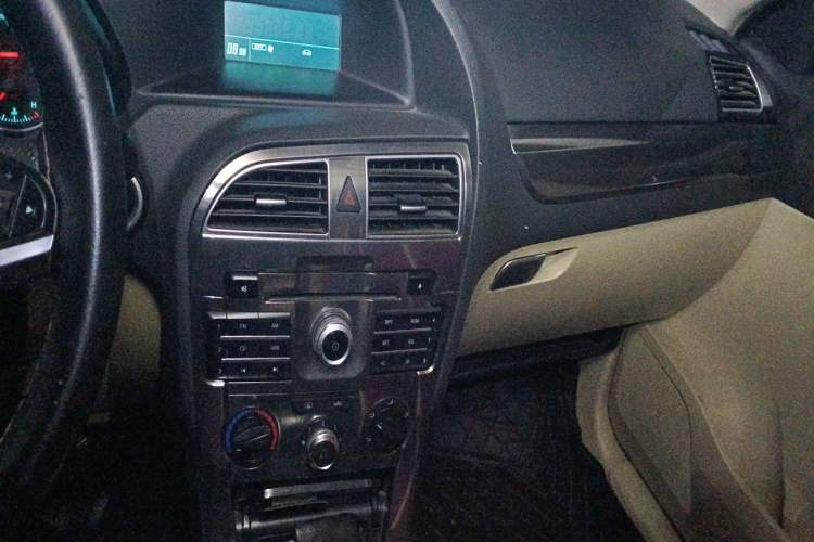 Used Brilliance V5 2012 1.6L Automatic Luxury Version Audio And AC Panel