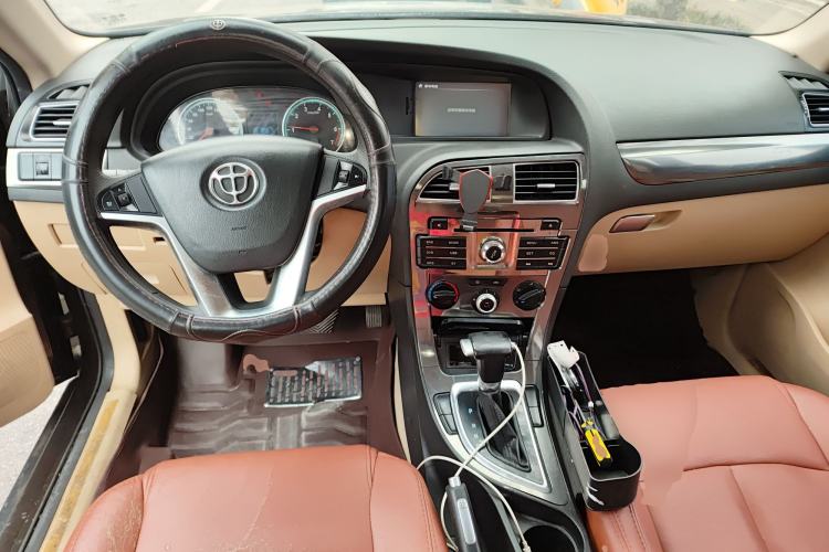Used Brilliance V5 2012 1.6L Automatic Comfort Edition Center Console