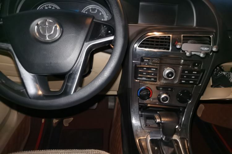 Used Brilliance V5 2012 1.6L Automatic Luxury Version Center Console