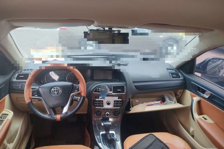Used Brilliance V5 2012 1.6L Automatic Comfort Edition Center Console