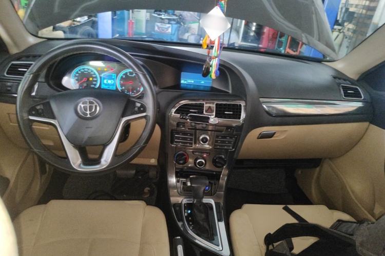 Used Brilliance V5 2012 1.6L Automatic Luxury Version Center Console