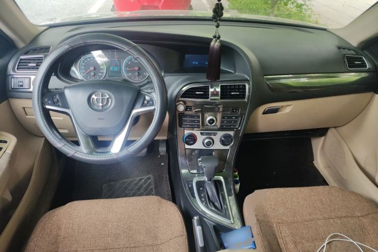 Used Brilliance V5 2012 1.6L Automatic Luxury Version Center Console