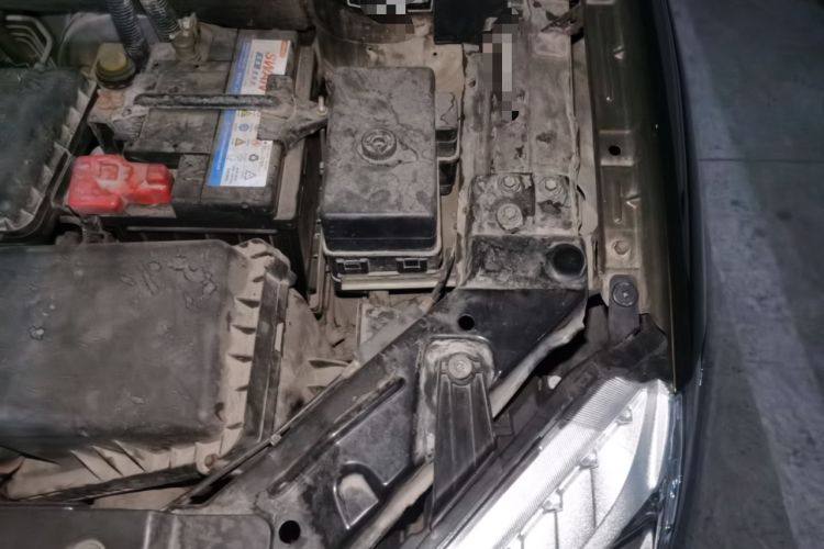 Used Brilliance V5 2012 1.6L Automatic Luxury Version Engine Bay Left