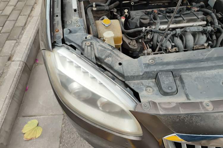 Used Brilliance V5 2012 1.6L Automatic Comfort Edition Engine Bay Right