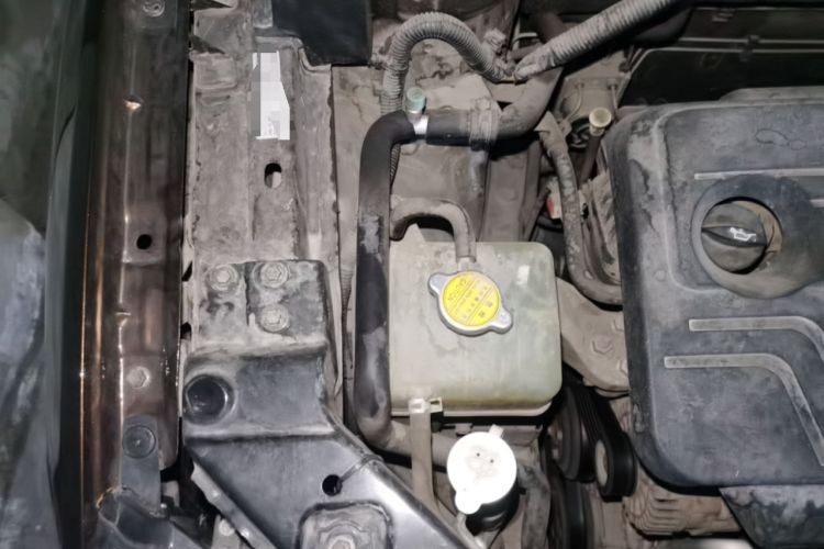 Used Brilliance V5 2012 1.6L Automatic Luxury Version Engine Bay Right