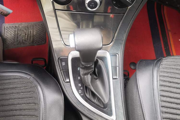Used Brilliance V5 2012 1.5T Automatic Two-Wheel Drive Sport Version Gear Lever