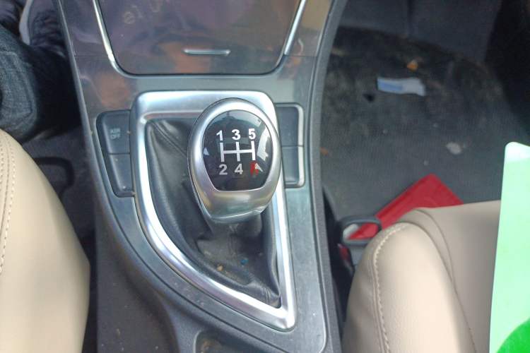 Used Brilliance V5 2012 1.5T Manual Two-Wheel Drive Luxury Version Gear Lever