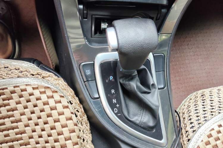 Used Brilliance V5 2012 1.5T Automatic Two-Wheel Drive Sport Version Gear Lever