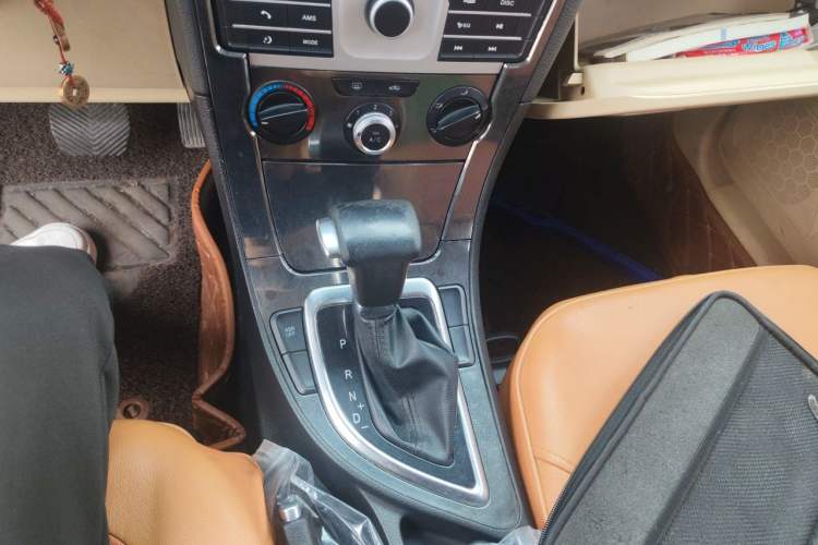 Used Brilliance V5 2012 1.6L Automatic Comfort Edition Gear Lever