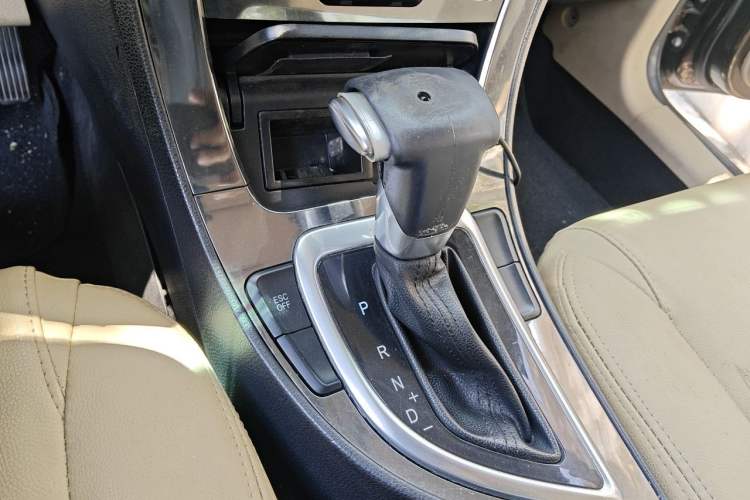 Used Brilliance V5 2012 1.5T Automatic Two-Wheel Drive Luxury Version Gear Lever